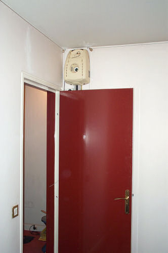 Le moteur passe au dessus de la porte